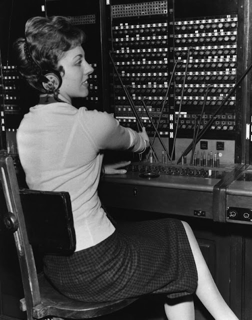 28 Amazing Vintage Photographs That Capture Telephone Switchboard ...